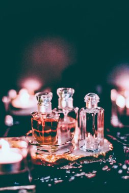 Parfüm şişeleri ve gece kaliteli koku, aroma kokusu, fra