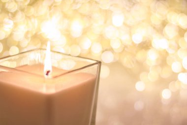 Aromatik mum altın Noel 'de ve yeni yıl parıltılarında