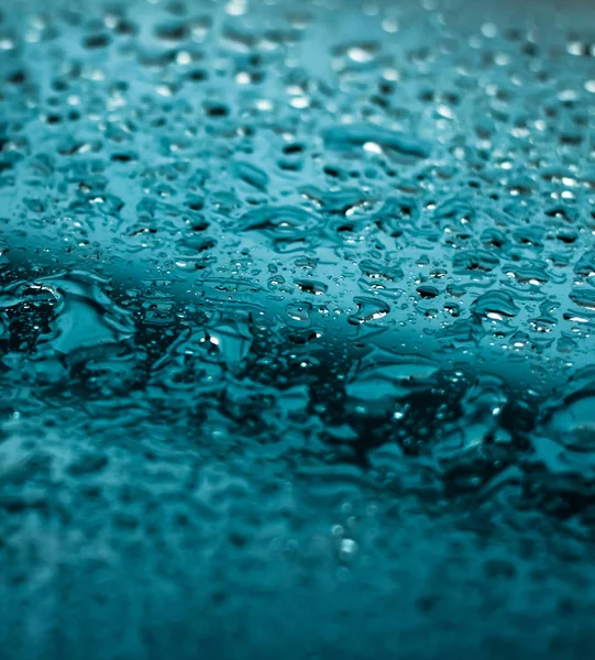 水质感抽象的背景，碧绿的玻璃杯上的水滴 — 图库照片