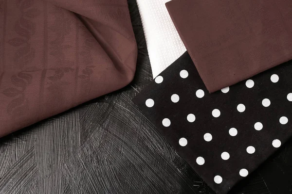 Textil de cocina sobre fondo de madera rústico negro, servilleta y a — Foto de Stock