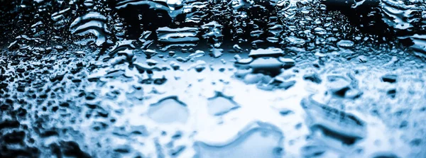 물의 질감 추상적 인 배경, 물은 파란 유리 위에 s 만큼 떨어진다 — 스톡 사진