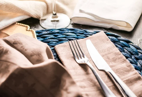 Ajuste de mesa de vacaciones con servilleta beige y cubiertos de plata, comida — Foto de Stock