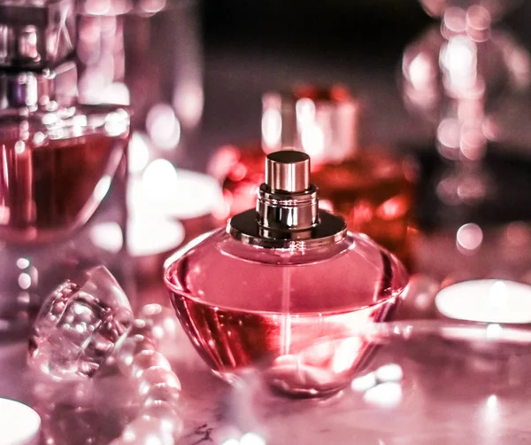 Parfum fles en vintage geur op glamour ijdelheid tafel op — Stockfoto