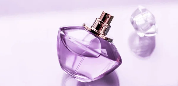 Bottiglia di profumo viola su sfondo lucido, dolce profumo floreale , — Foto Stock