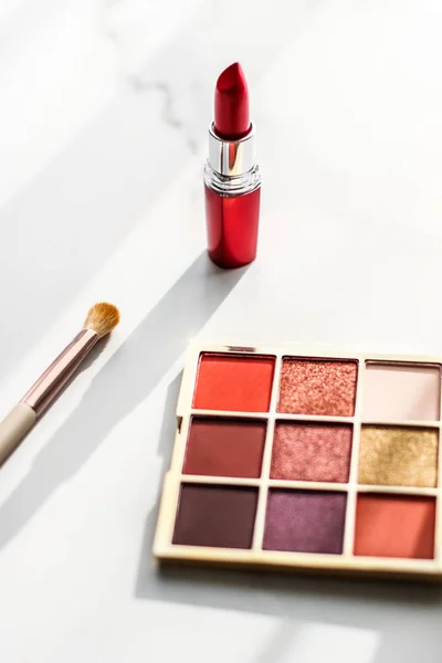 Cosmétiques, produits de maquillage sur table de toilette en marbre, rouge à lèvres , — Photo