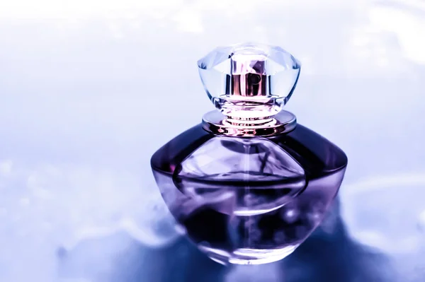 紫水下的香水瓶，清澈的海滨芬芳如gl — 图库照片