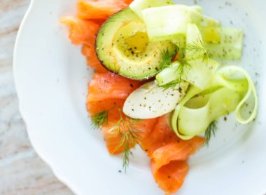 Avokado ve kremalı mascarpone peynirli taze somon salatası.