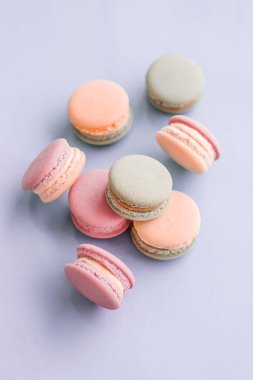 Mavi arka planda Fransız kurabiyeleri, Paris 'in şık cafe tatlıları.,