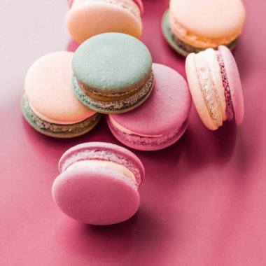 Pastel pembe arka planda Fransız kurabiyeleri, Paris 'in şık kahvesi.