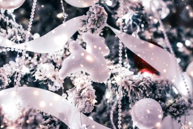 Festival olarak Noel ağacı süslemeleri, takılar, fiyonklar ve çelenkler