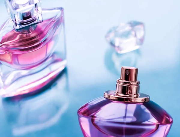 粉红香水瓶，底色光滑，花香芬芳，味醇 — 图库照片
