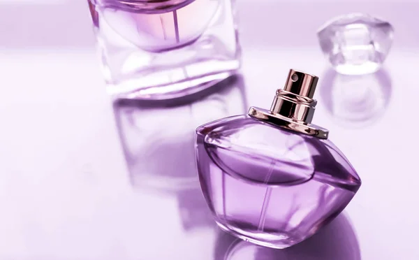 Lila parfymflaska på blank bakgrund, söt blommig doft, — Stockfoto