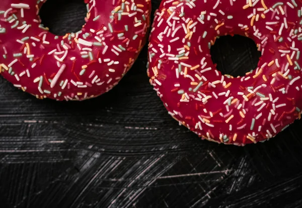 Milchbestreute Donuts, süßes Gebäck-Dessert auf rustikalem Holz — Stockfoto