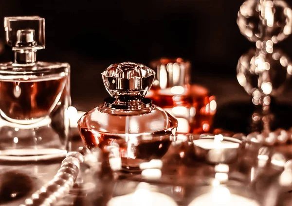 Butelka perfum i vintage zapach na stole próżności glamour w — Zdjęcie stockowe