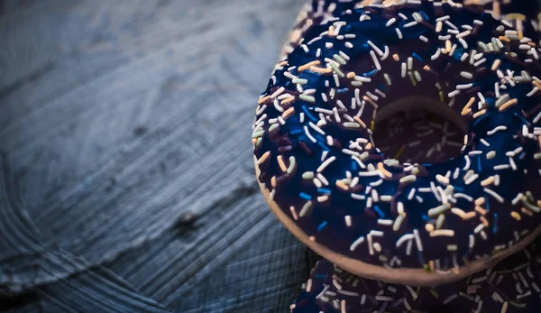 Rosquillas esmeriladas, postre de pastelería dulce sobre madera rústica — Foto de Stock