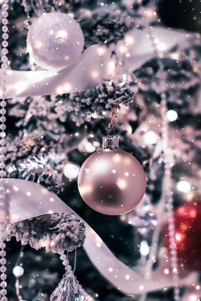 Julgransdekorationer, grannlåt, båge och girlanger som festiv — Stockfoto
