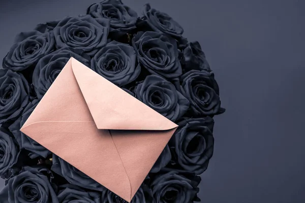 Lettera d'amore e consegna fiori a San Valentino, bouqu di lusso — Foto Stock