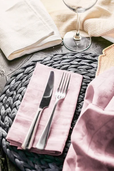 Ajuste de mesa de vacaciones con servilleta rosa y cubiertos de plata, comida — Foto de Stock