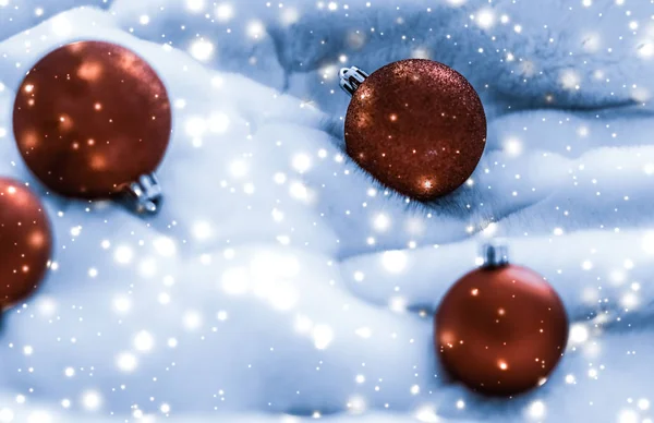 Brons julgranskulor på blå fluffiga päls med glänsande snö glit — Stockfoto