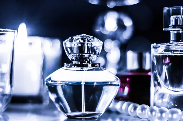 Butelka perfum i vintage zapach na stole próżności glamour w — Zdjęcie stockowe