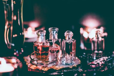 Parfüm şişeleri ve gece kaliteli koku, aroma kokusu, fra