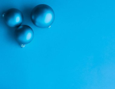 Mavi flatlay fon üzerinde Noel baubles, lüks kış holida