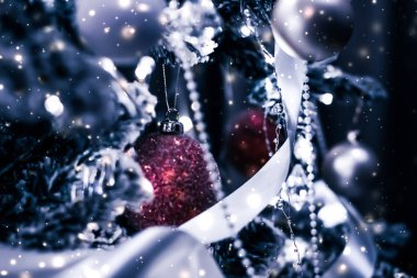 Festival olarak Noel ağacı süslemeleri, takılar, fiyonklar ve çelenkler