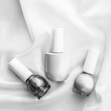 İpek arka planda oje şişeleri, Fransız manikür ürünleri.