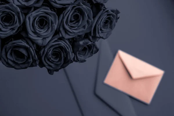 Carta de amor y entrega de flores en el día de San Valentín, bouqu de lujo —  Fotos de Stock
