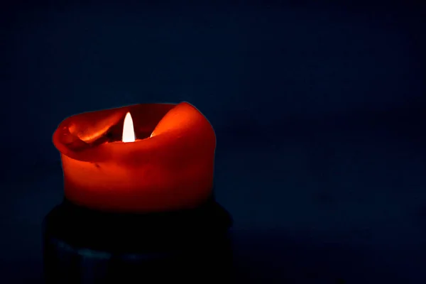 Red holiday candle on dark background, luxury branding design an — Stock Photo, Image