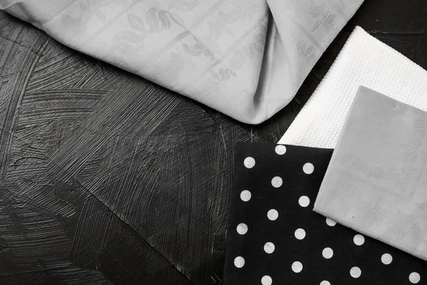 Textil de cocina sobre fondo de madera rústico negro, servilleta y a — Foto de Stock