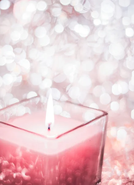 Rose aromatické svíčky na Vánoce a Nový rok třpytí pozadí — Stock fotografie