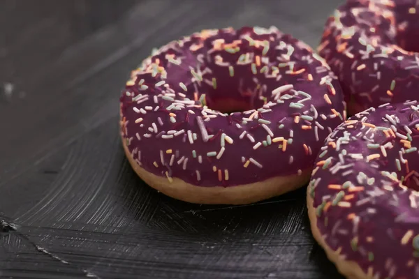 Milchbestreute Donuts, süßes Gebäck-Dessert auf rustikalem Holz — Stockfoto