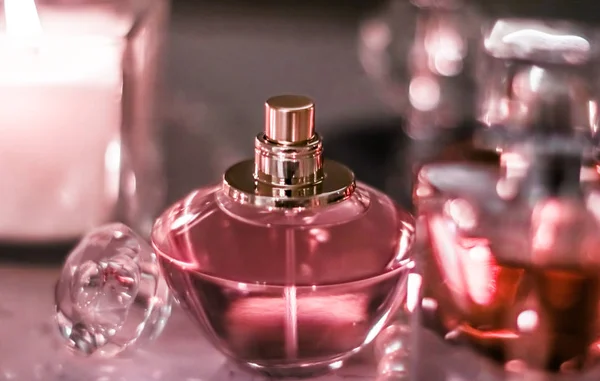 香水瓶和古董香在迷人的虚荣桌旁 — 图库照片