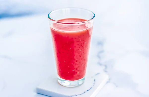 Jus de fruits de baie en verre, smoothie végétalien avec chia pour le régime alimentaire de — Photo