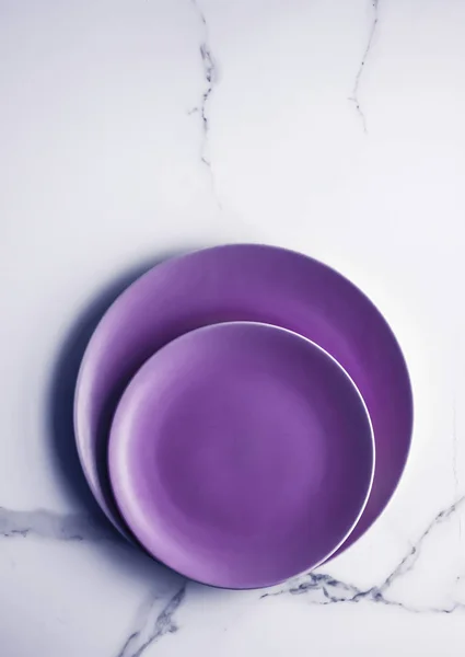 Placa vacía púrpura sobre fondo de mesa de mármol, decoración de vajilla f — Foto de Stock