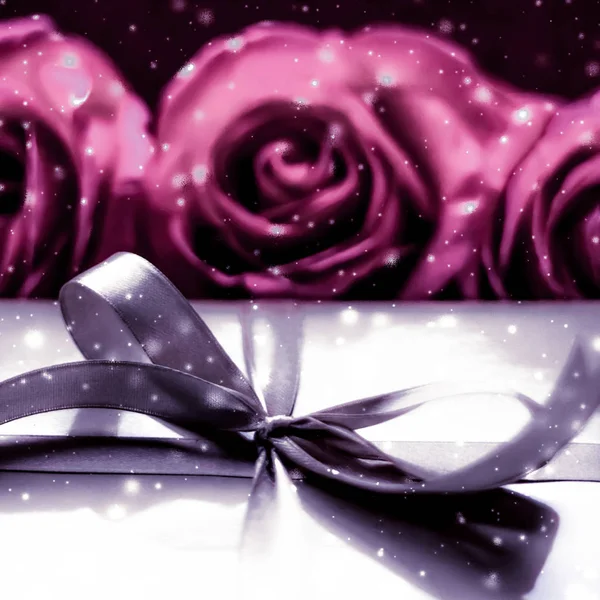 クリスマスとして豪華な休日の銀のギフトボックスとピンクのバラ、ベール — ストック写真