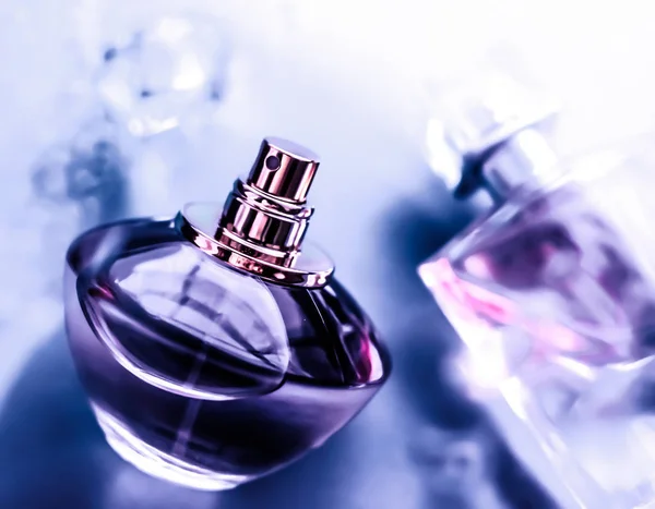 Пляшка парфумів під фіолетовою водою, свіжий морський прибережний аромат як глюк — стокове фото