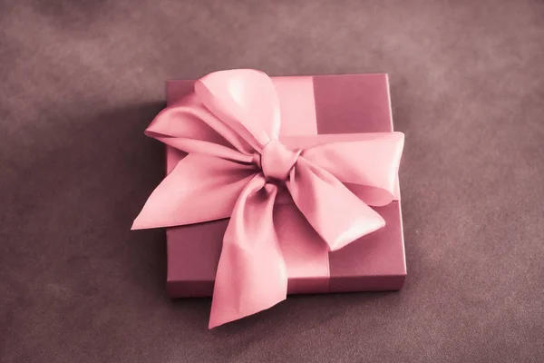 Vintage luxo férias blush rosa caixa de presente com fita de seda e — Fotografia de Stock