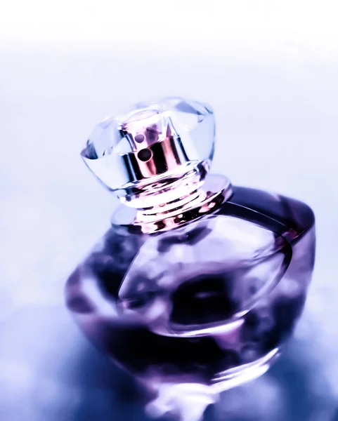 Garrafa de perfume sob água roxa, cheiro costeiro de mar fresco como gl — Fotografia de Stock