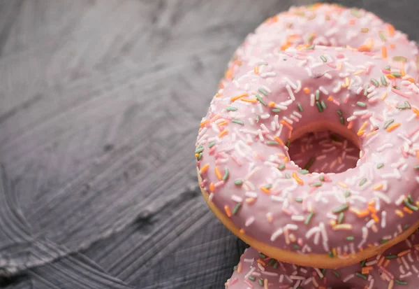 Milchbestreute Donuts, süßes Gebäck-Dessert auf rustikalem Holz — Stockfoto