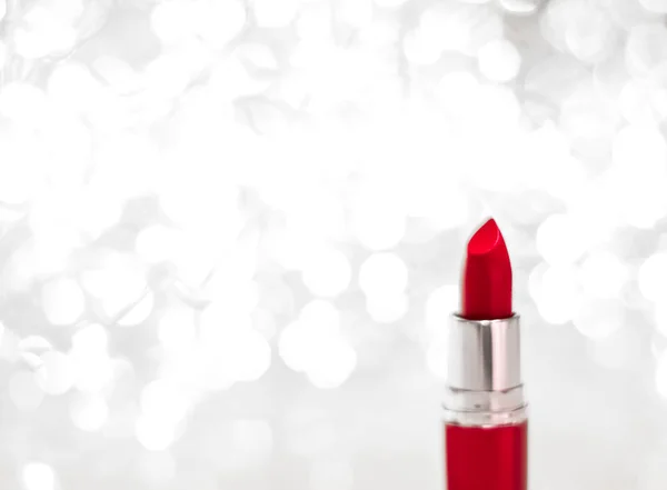 Lápiz labial rojo en plata Navidad, Año Nuevo y San Valentín Día h —  Fotos de Stock