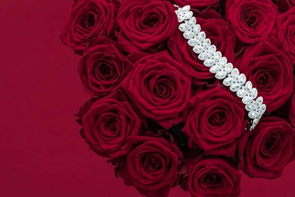 럭셔리 다이아몬드 보석 팔찌와 빨간 장미 꽃, 사랑 선물 — 스톡 사진