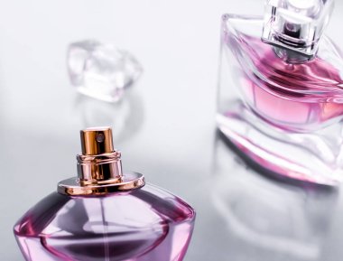 Parlak arka planda pembe parfüm şişesi, tatlı çiçek kokusu, gl