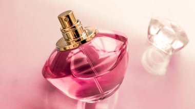Parlak arka planda pembe parfüm şişesi, tatlı çiçek kokusu, gl