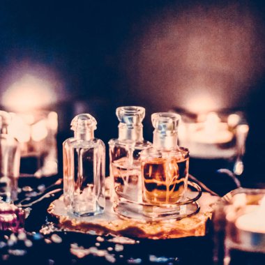 Parfüm şişeleri ve gece kaliteli koku, aroma kokusu, fra
