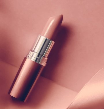 Lüks ruj ve pembe arkaplanda ipek kurdele.