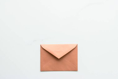 Mermer yatık arka planda boş kağıt zarflar, tatil posta