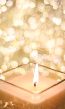 Aromatik mum altın Noel 'de ve yeni yıl parıltılarında