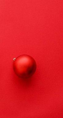 Kırmızı flatlay zemin, lüks kış tatili noel baubles